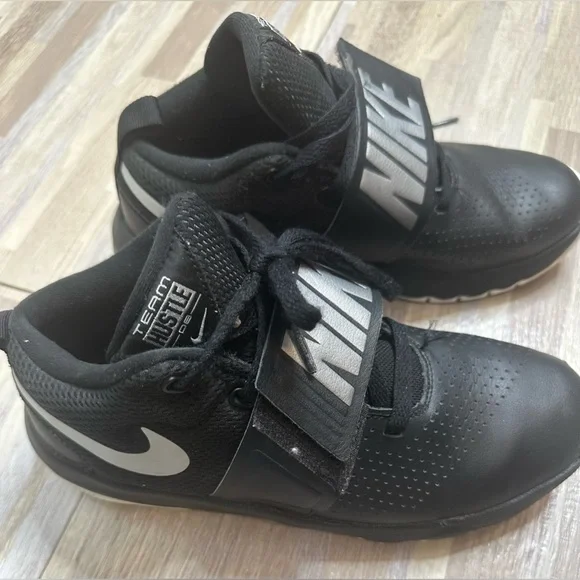 Nike Team Hustle D8 Black Basketball Shoes, Size 6Y - Picture 8 of 15